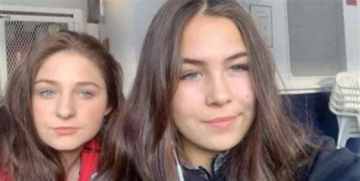 Is Dr. Michelle Oakley Daughter, Willow Oakley Single or Dating?