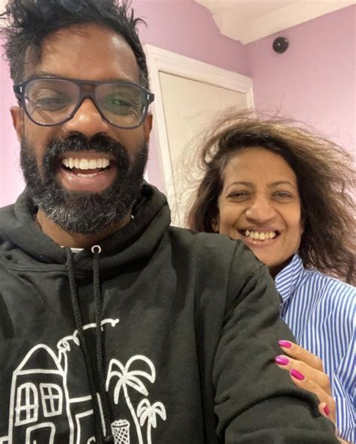 The Hip-Hop Saved My Life podcaster Romesh Ranganathan is married to his wife Leesa Ranganathan.